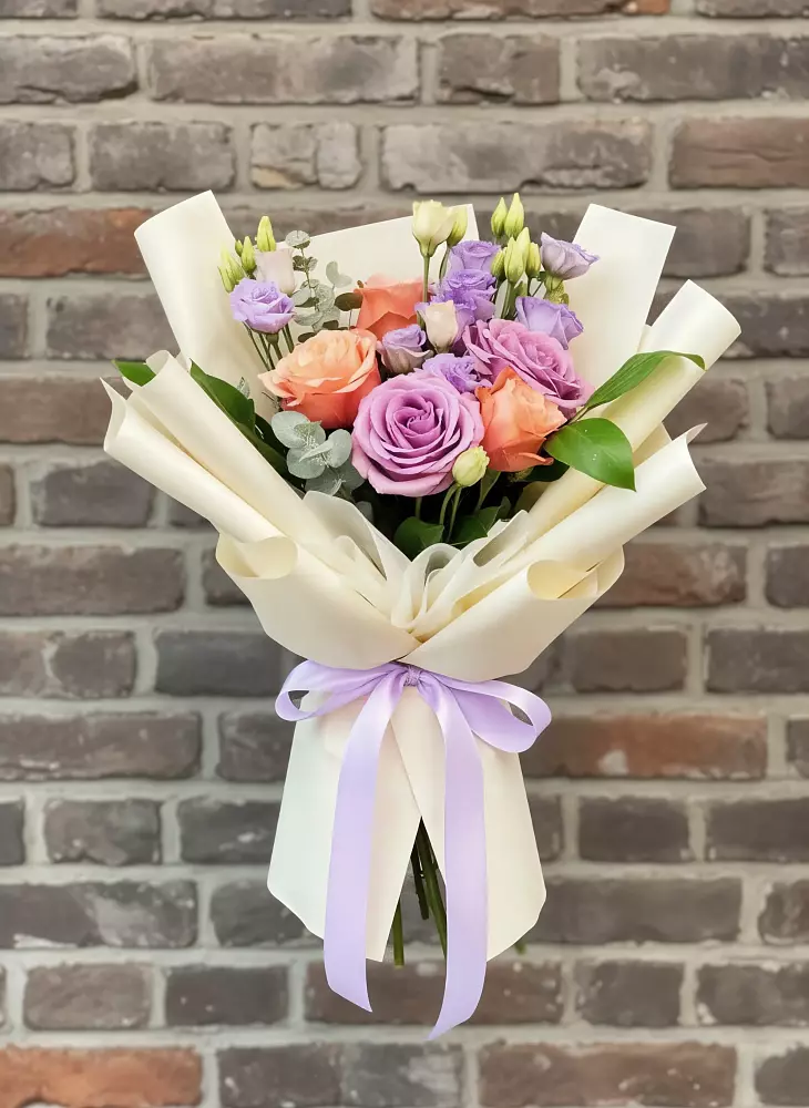 Букет цветов из: Лизиантусы и Розы в Пивоварихе