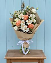 Букет цветов из:  Альстромерии, Лизиантусы, Розы и Хризантемы в Пивоварихе