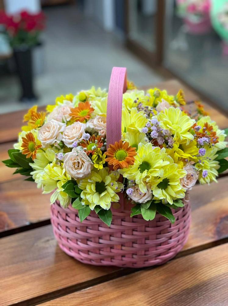 Цветочная композиция из Хризантемы и Розы в корзине в Пивоварихе