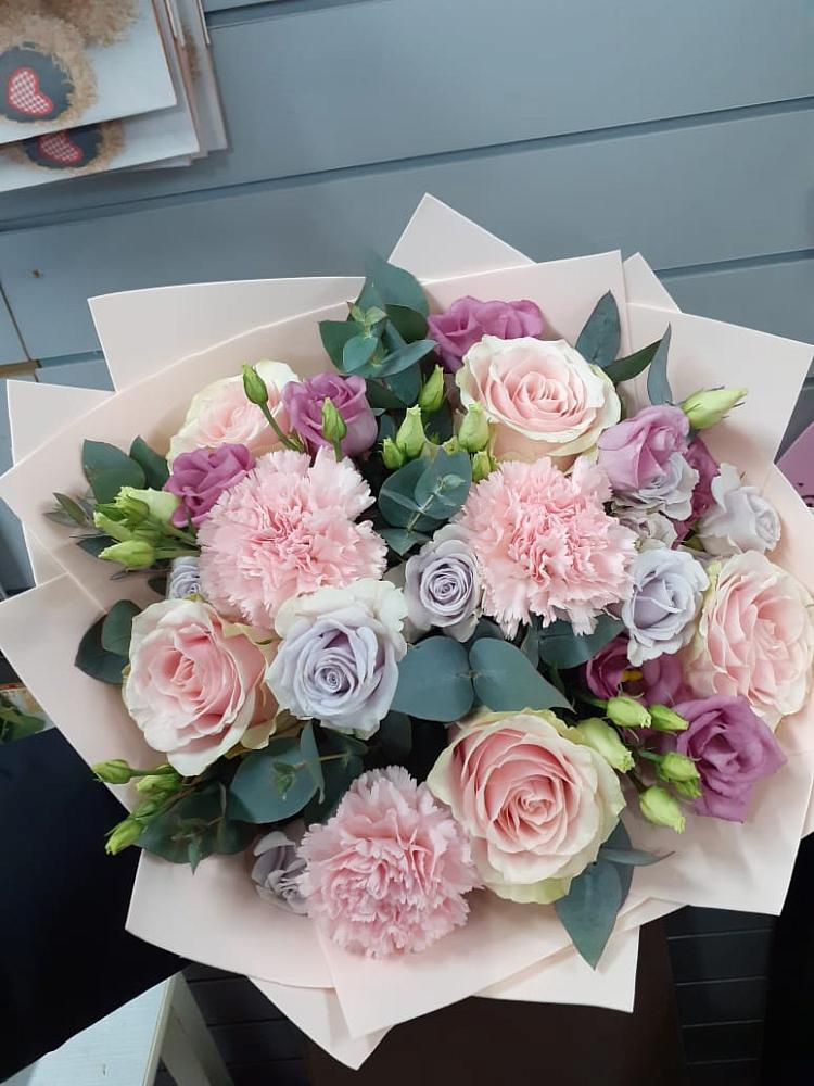 Букет цветов из: Розы, Гвоздики и Лизиантусы в Пивоварихе